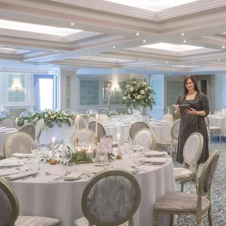 מלון Bracken Court 4*