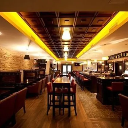Hotel Bracken Court