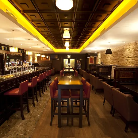 מלון Bracken Court 4*