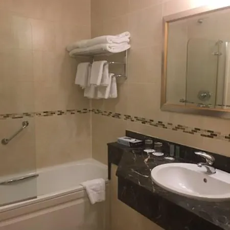 Bracken Court Hotel 4*