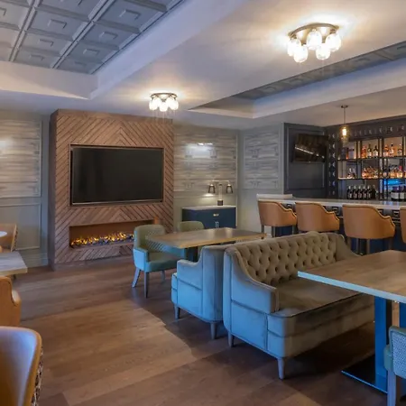 Bracken Court מלון 4*