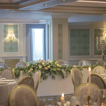 מלון Bracken Court 4*