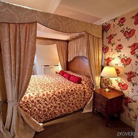 מלון Bracken Court 4*