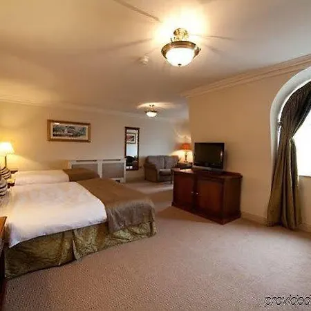 מלון Bracken Court 4*