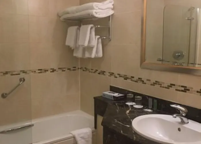 Bracken Court Hotel 4*